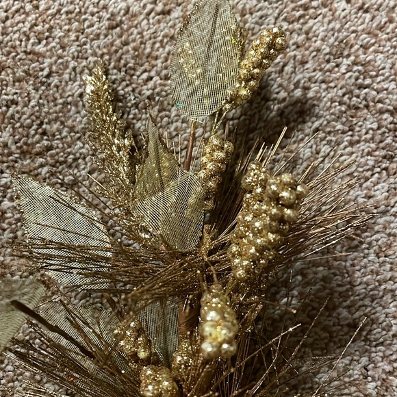 Golden Floral Pick - Picture 2 of 3